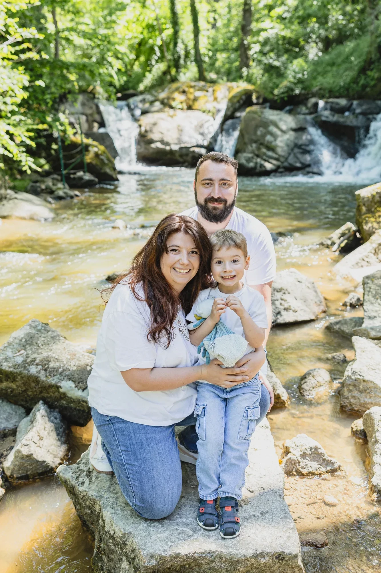 photo-famille-tendresse-naturelle.webp photo-famille-tendresse-naturelle.webp