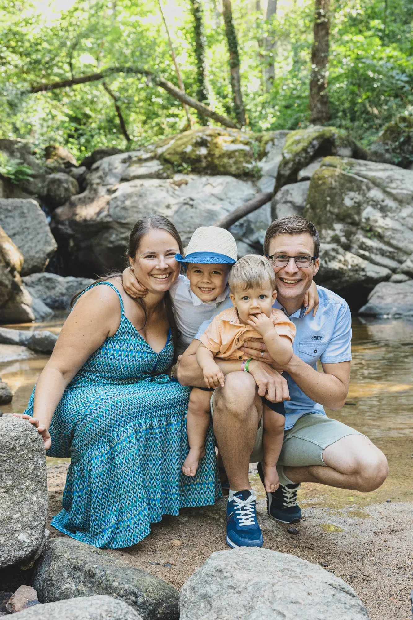 Photographe famille Montbrison Forez, séances naturelles 4 seance-famille-complicite-feurs.webp